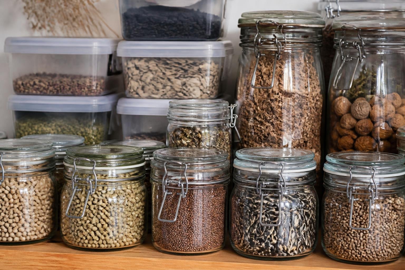 Bocaux de verre et contenants hermétiques remplis de semences sèches, étiquetés et prêts au stockage